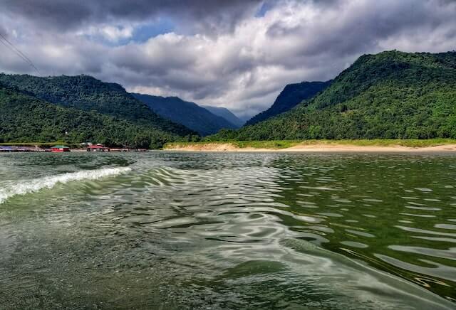 lanscape picture of river and mountain