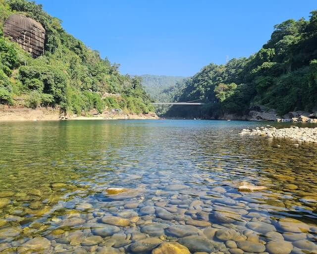 lanscape picture of river and mountain
